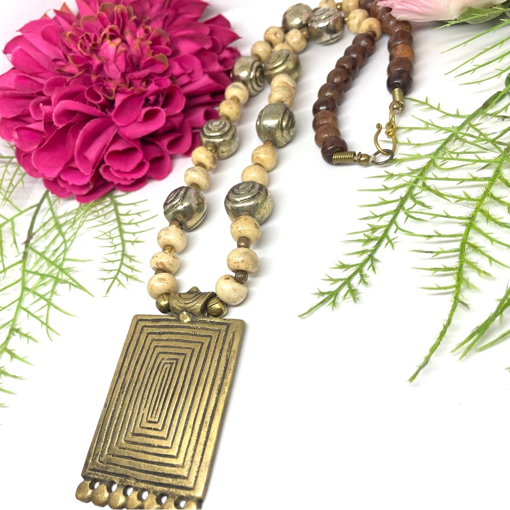 VINTAGE⚜️Genuine Stone & Wooden Beaded Medallion Necklace - Picture 3 of 8